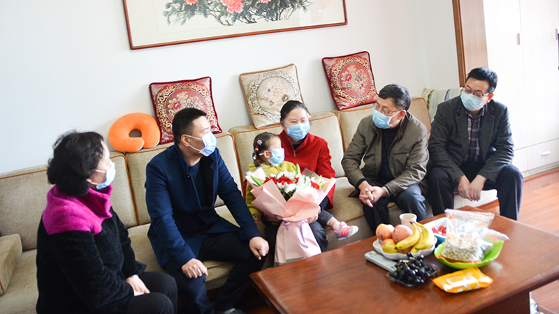 1583117350266409.jpg 卫健康委领导慰问九院抗疫医护人员家属(网站2).jpg