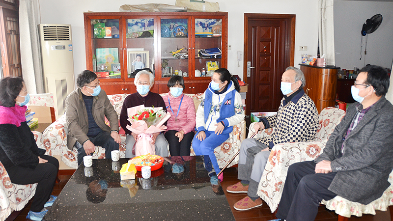 1583117438790622.jpg 卫生健康委领导慰问市九院抗疫医护人员家属(网站).jpg