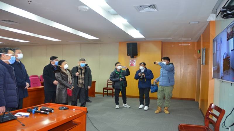 1580289112128540.jpg 龙市长在远程会诊中心与隔离病房医务人员视频通话_副本.jpg
