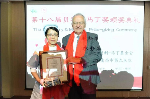 1621222707925011.jpg 胡敏华与马丁合影 - 副本.jpg